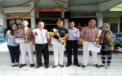 Pemberian Piala Siswa/i Berprestasi TP.2024/2025